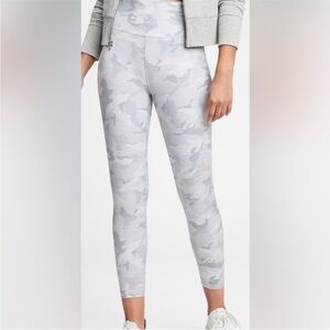 GapFit Regular Capri Length Camo Workout Leggings, Small